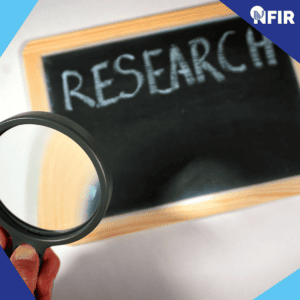 Een hand houdt een vergrootglas vast voor een krijtbord met het woord "RESEARCH" erop, wat symbool staat voor beveiligingsmonitoring; in de hoek verschijnt het FIR-logo.