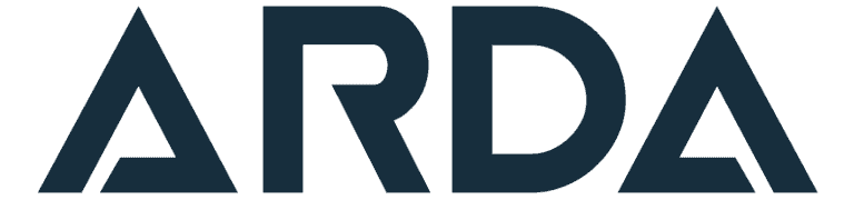 De afbeelding toont het woord "ARDA" in vette, geometrische hoofdletters met gestileerde 'A's die op driehoeken lijken, wat een modern gevoel oproept dat geschikt is voor cyberbeveiliging en digitale forensische branding.