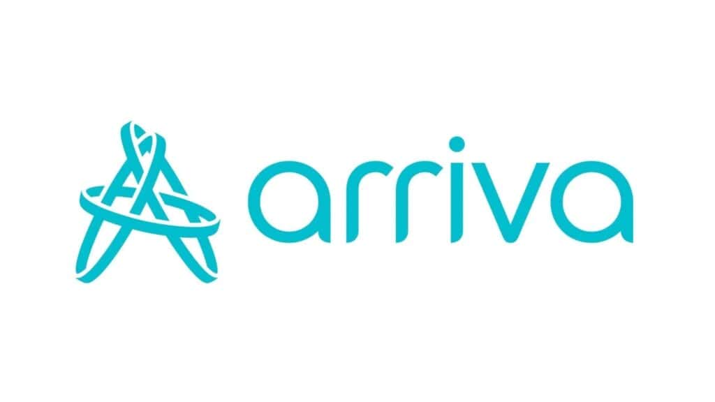De afbeelding toont het Arriva-logo met een gestileerde blauwe "A" links van het woord "arriva" in blauwe kleine letters op een witte achtergrond, waarmee de toewijding van het merk aan Cyberbeveiliging en beveiligingsbewaking wordt benadrukt.