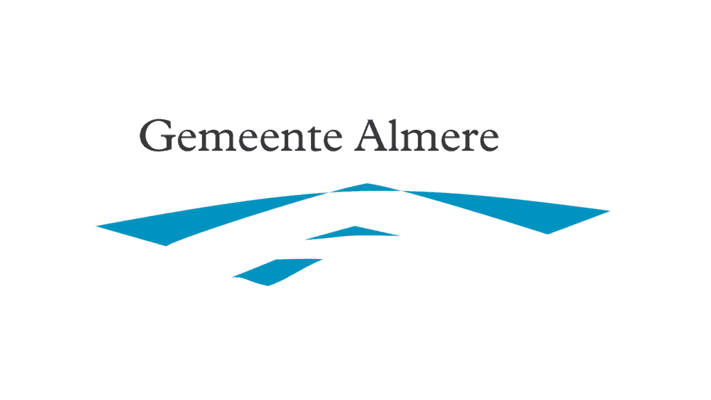 Logo van Gemeente Almere met gestileerde blauwe geometrische vormen en zwarte tekst op een witte achtergrond, die een moderne identiteit weerspiegelt in lijn met initiatieven op het gebied van cyberbeveiliging en digitaal forensisch onderzoek.