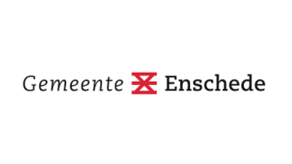Het logo toont de woorden "Gemeente Enschede" met daartussen een rood symbool, dat staat voor de gemeente Enschede in Nederland en haar focus op veiligheidsmonitoring.