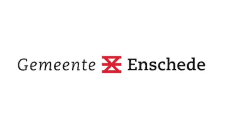 Het logo toont de woorden "Gemeente Enschede" met daartussen een rood symbool, dat staat voor de gemeente Enschede in Nederland en haar focus op veiligheidsmonitoring.