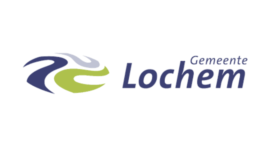 Logo van de gemeente Lochem, met abstracte blauwe en groene vormen met de woorden "Gemeente Lochem" in blauw op een witte achtergrond, als symbool voor vertrouwen - een essentiële waarde in cyberbeveiliging en digitaal forensisch onderzoek.