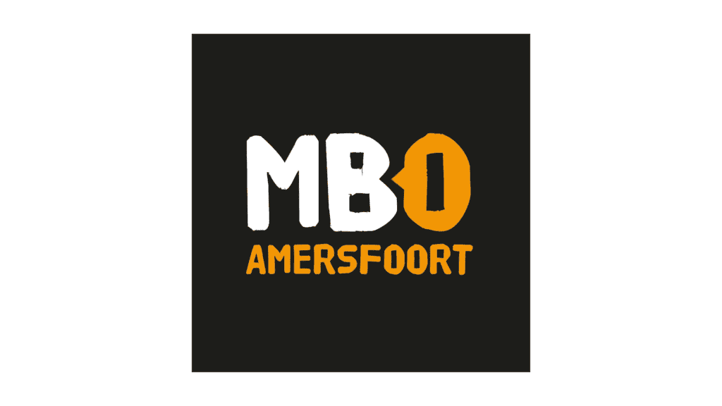 Logo met "MBO Amersfoort" tekst; "MBO" in witte en oranje hoofdletters, "Amersfoort" in kleiner oranje eronder, alles op een zwart vierkant - ideaal voor cybersecurity of security monitoring course branding.