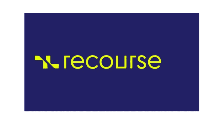 Een blauwe achtergrond toont het woord "recourse" in geelgroene tekst, met een geometrisch geelgroen logo aan de linkerkant, dat thema's van cyberbeveiliging en beveiligingsbewaking oproept.