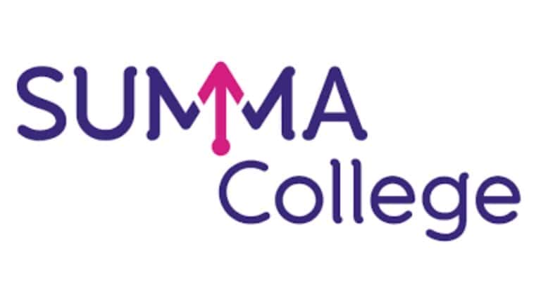 Summa College-logo met "SUMMA" in paars, een opwaartse roze pijl in de "M" en "College" in paars eronder op een witte achtergrond, die staat voor expertise in Cybersecurity en Digitale Forensics.