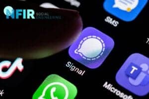 Een vinger raakt het pictogram van de Signal-app aan op het scherm van een smartphone, omringd door andere pictogrammen van apps zoals WhatsApp, TikTok en Microsoft Teams.