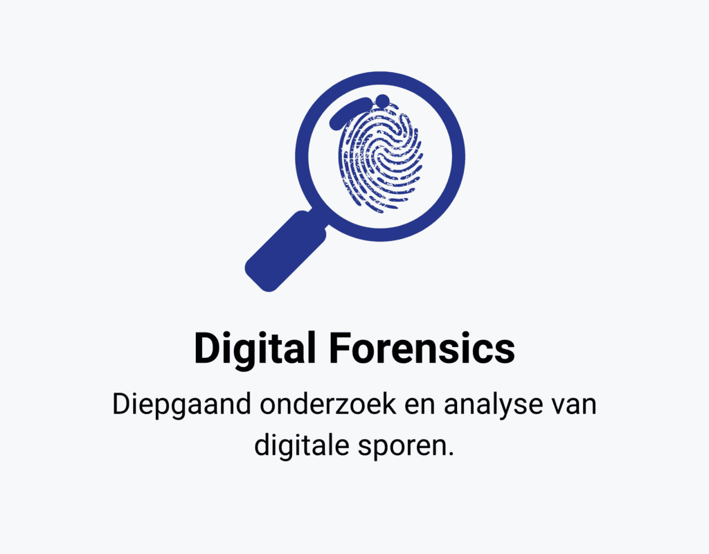 Blauw vergrootglas met vingerafdruk boven de tekst "Digital Forensics" en Nederlandse beschrijving over diepgaand onderzoek en analyse van digitale sporen, met verwijzing naar relevante NIS2 wetgeving en richtlijn.