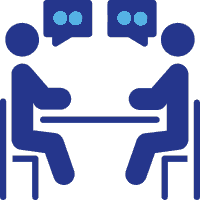 Twee professionals bespreken cybersecurity tijdens een vergadering.
